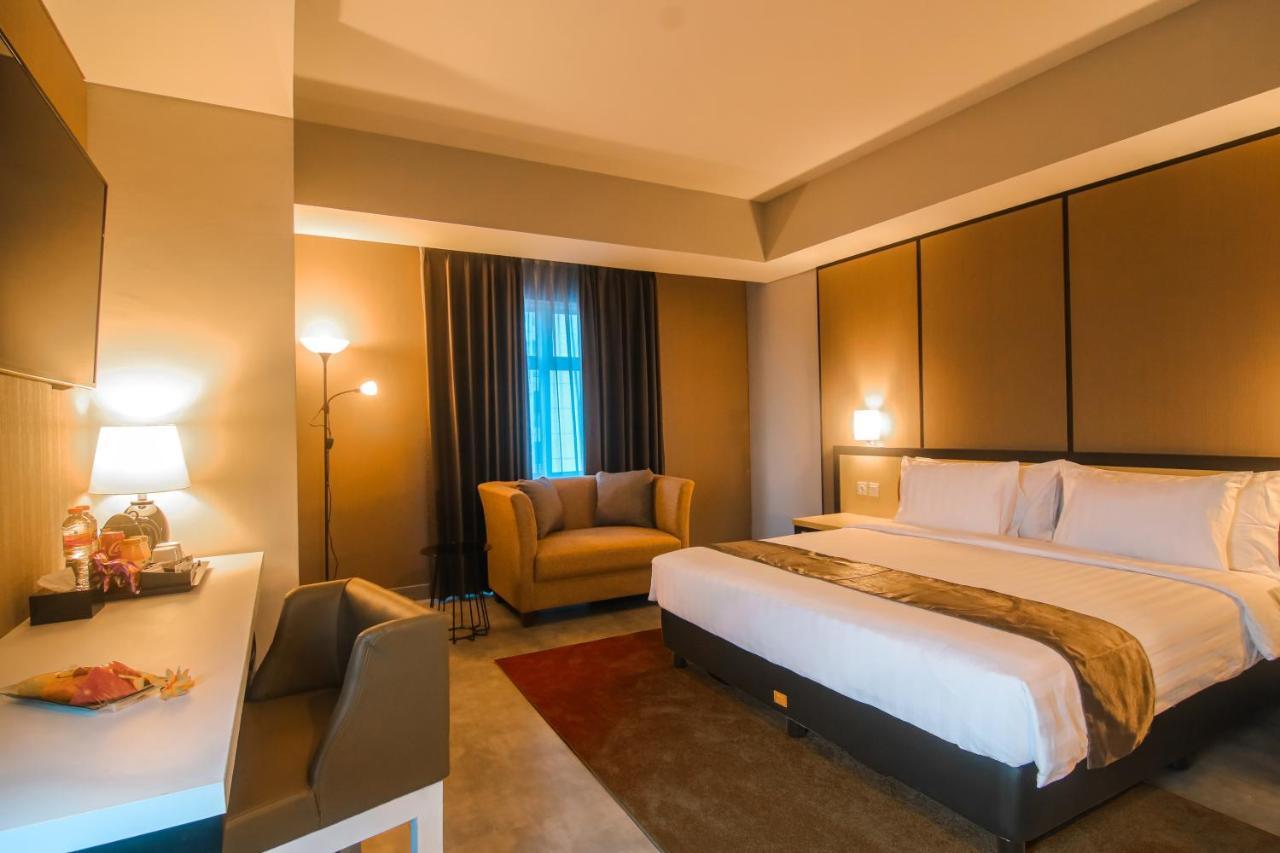 Bess Mansion Hotel Surabaya Wonotjolo Exterior foto