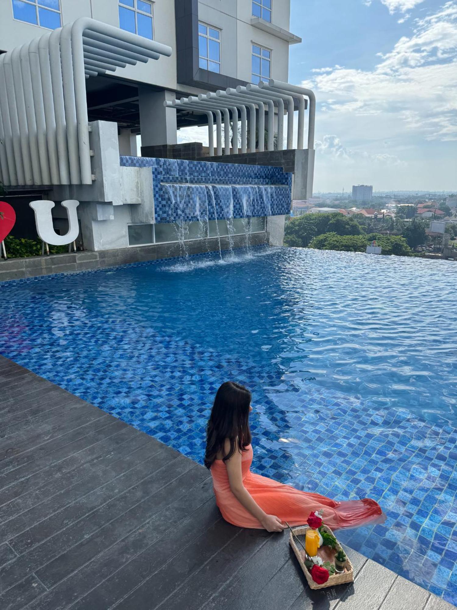 Bess Mansion Hotel Surabaya Wonotjolo Exterior foto